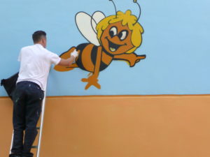 Graffitiauftrag Madhu malt Maja close