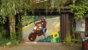 Graffitiauftrag Garagentor Lübeck Motorrad