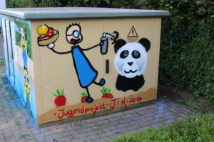 Graffitiprojekt Kröppelshagen Trafostation Seite3 Tom Erdbeermarmeladenbrot mit Honig Panda