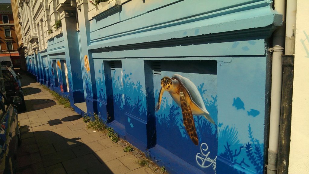 Graffiti Mottenburger Gesamtansicht Fassadengestaltung unterwasser