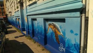 Graffiti Mottenburger Gesamtansicht Fassadengestaltung unterwasser