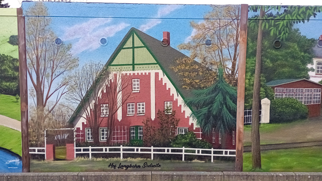 Graffitibild zeigt Hof Langbehn, Suedseite, Henstedt-Ulzburg