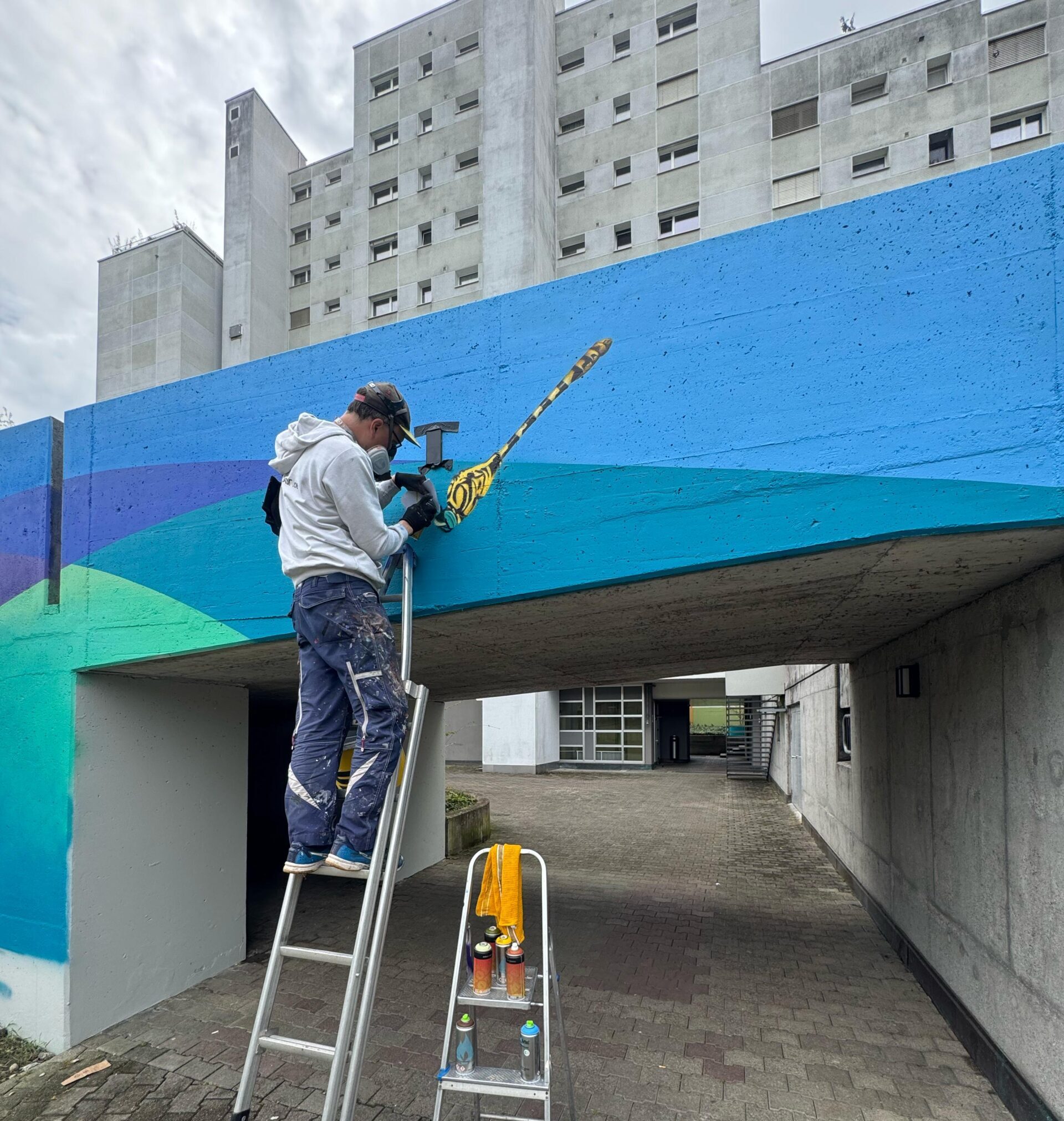 Graffiti-Künstler Lennart „LennArt“ Lamoller bei der Arbeit am Webermühle-Mural