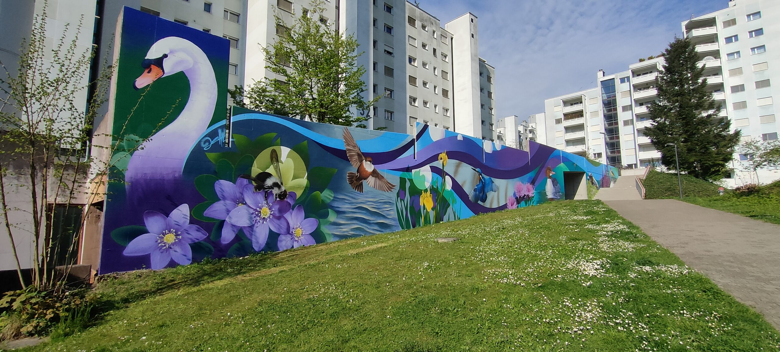 Mural Webermühle Schweiz – Fassadenkunst mit Schwan und Wildblumen von Spraybar